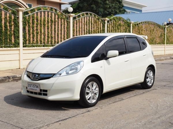 HONDA JAZZ 1.3 HYBRID ปลายปี 2012 เกียร์AUTO สีขาวมุก